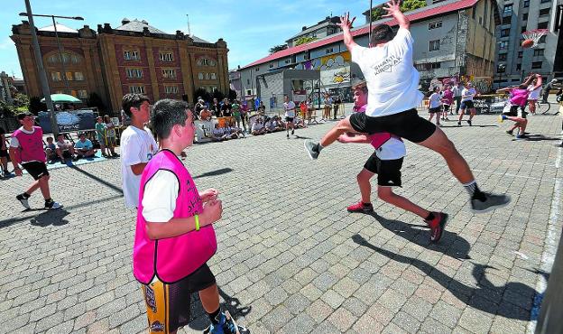 La tardanza de los grupos en cobrar el coste de sus actividades, como es el caso del basket 3x3, es una de las varias causas de queja. 