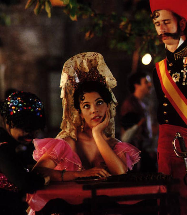 Maribel Verdú y Gabino Diego en un fotograma de 'Belle Époque' (1992).