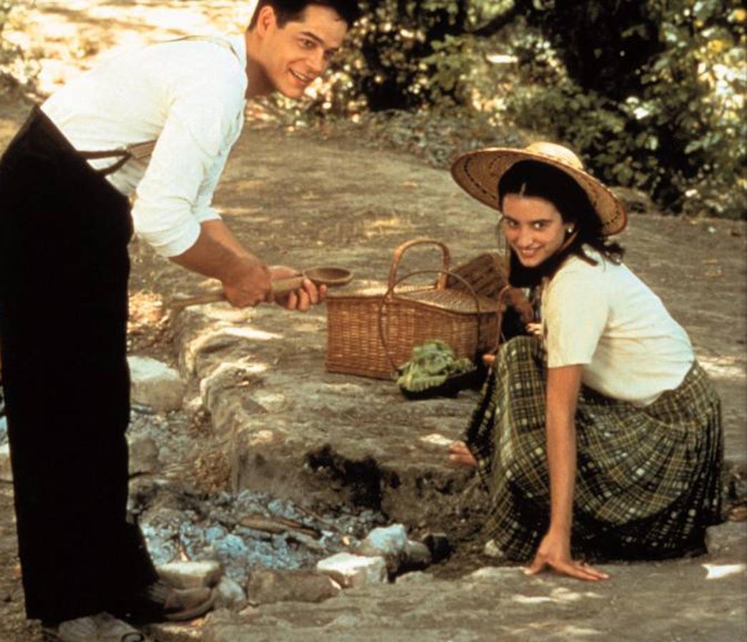 Penélope Cruz y Jorge Sanz en un fotograma de la película 'Belle Époque' (1992)..
