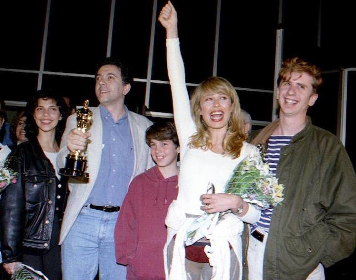 El reparto de 'Belle Époque' (1992) celebrando el Premio Oscar junto al director Fernando Trueba.