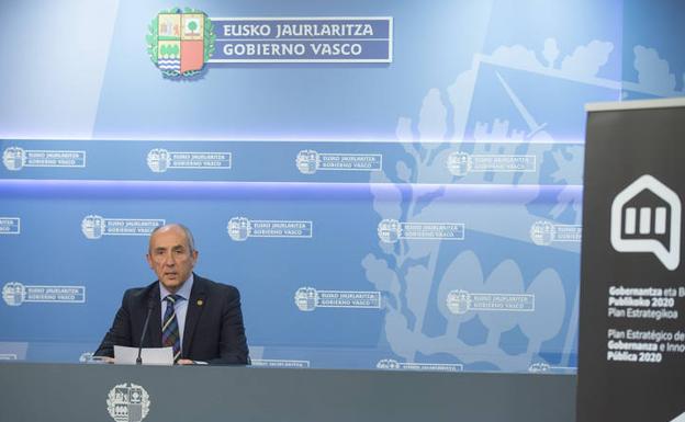 El consejero Josu Erkoreka, en larueda de prensa posterior al Consejo de Gobierno