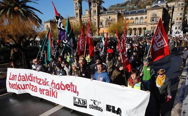 Manifestación en Donostia para pedir mejoras en las condiciones laborales de los trabajadores de la enseñanza