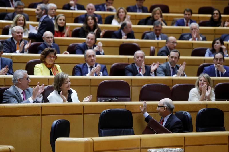 El ministro de Hacienda, Critóbal Montoro, tras la votación en el pleno del Senado de los proyectos de ley del Concierto Económico vasco, y de la metodología del cupo vasco para el quinquenio 2017-2021. 