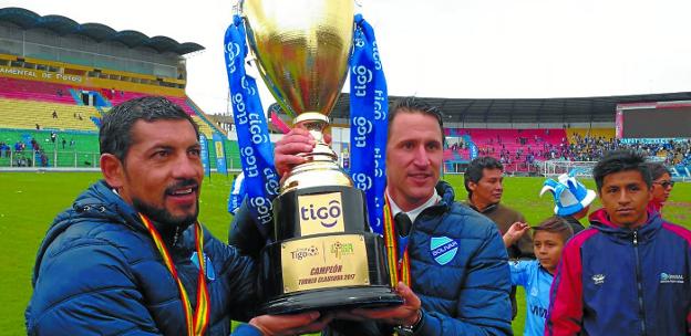 Bicampeón. Beñat San José, a la derecha, sostiene la copa de campeón del Torneo Clausura 2017 de Bolivia. 