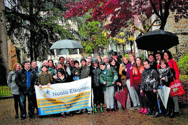 En grupo. Las chicas y chicos encuadrados en Nuala, junto con sus familiares en el Bolatoki.