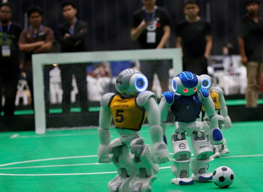 Más de 1000 estudiantes de 25 países participan en Bangkok en la RoboCup Asia-Pacífico. Se trata de la primera competición deportivo-robótica que se celebra en la región.
