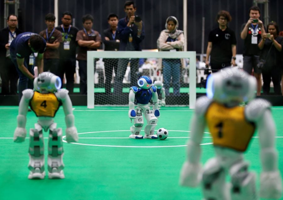Más de 1000 estudiantes de 25 países participan en Bangkok en la RoboCup Asia-Pacífico. Se trata de la primera competición deportivo-robótica que se celebra en la región.