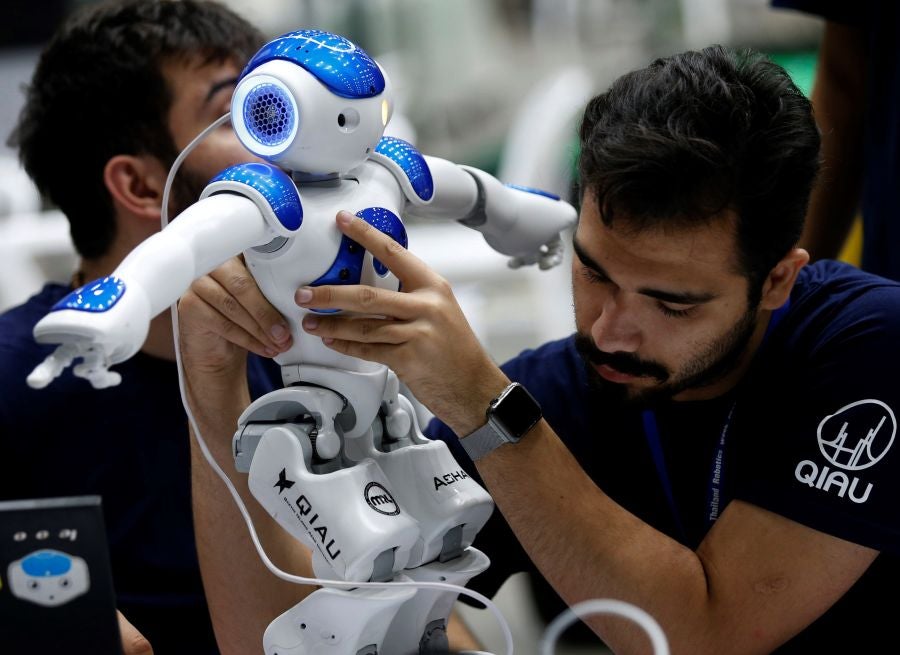 Más de 1000 estudiantes de 25 países participan en Bangkok en la RoboCup Asia-Pacífico. Se trata de la primera competición deportivo-robótica que se celebra en la región.