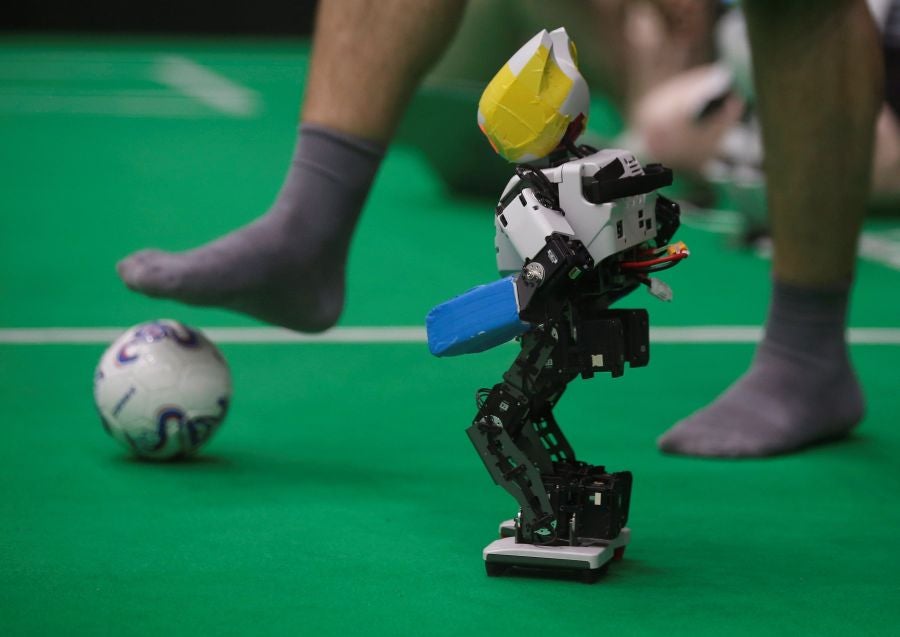 Más de 1000 estudiantes de 25 países participan en Bangkok en la RoboCup Asia-Pacífico. Se trata de la primera competición deportivo-robótica que se celebra en la región.