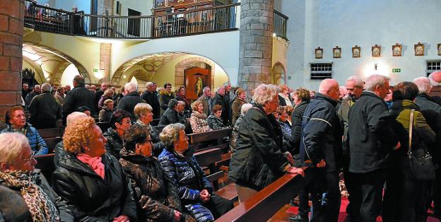 Los doneztabarras acudieron a la Iglesia a venerar a Santa Lucía.
