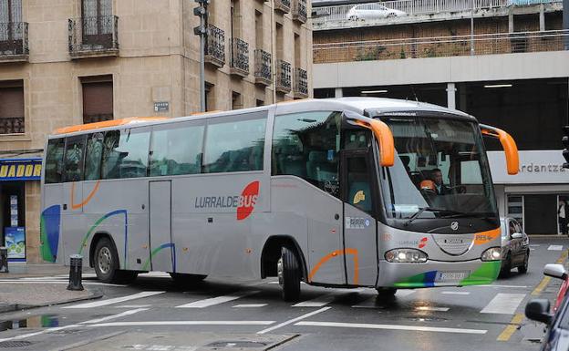 Lurraldebus amplía el horario de sus autobuses a Bilbao y Vitoria