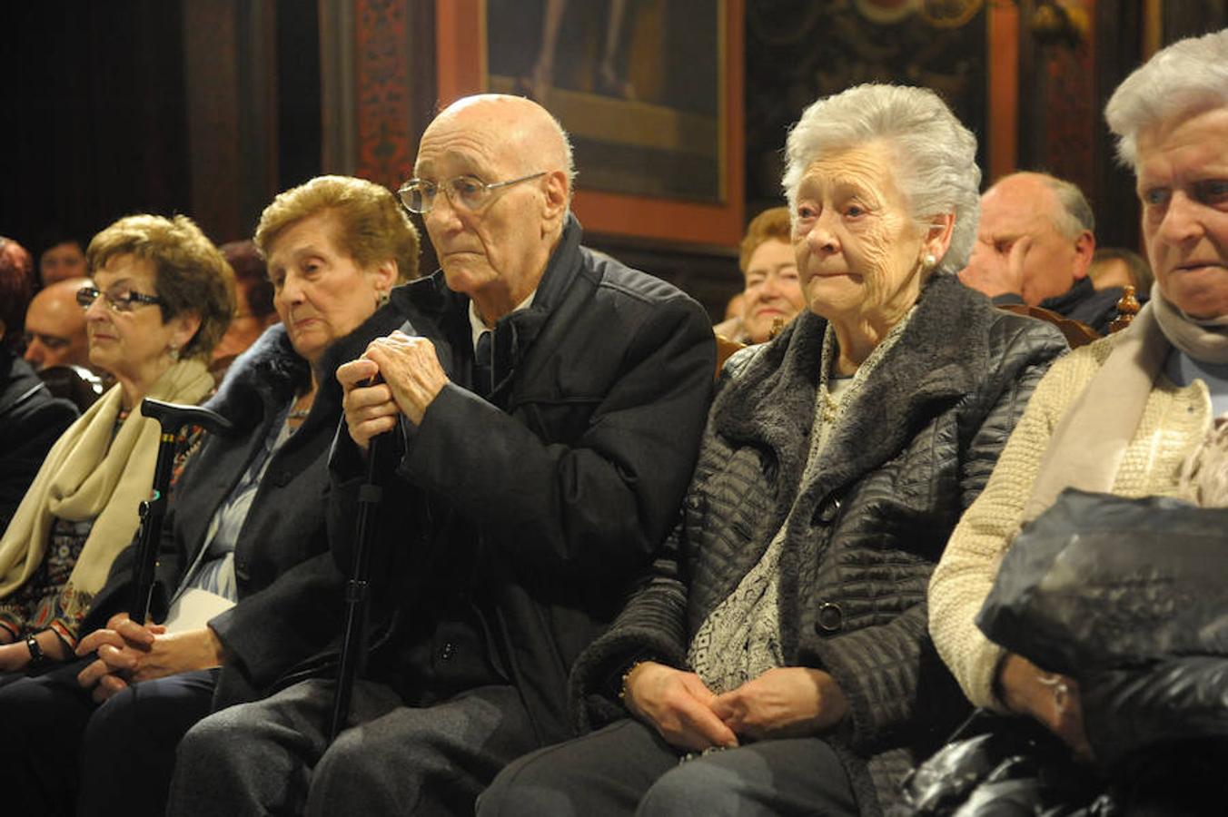 Más de trescientas personas han acudido este viernes a la planta noble de la Diputación Foral de Gipuzkoa para recibir de forma colectiva la Medalla de Oro de Gipuzkoa