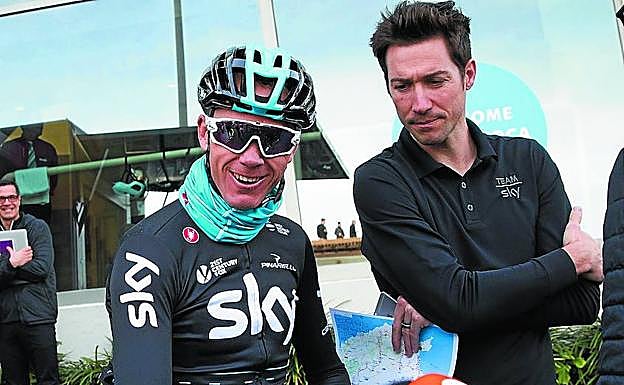 Chris Froome, sonriente ayer en Port d'Alcudia en Mallorca, junto a su director Nicolas Portal. 