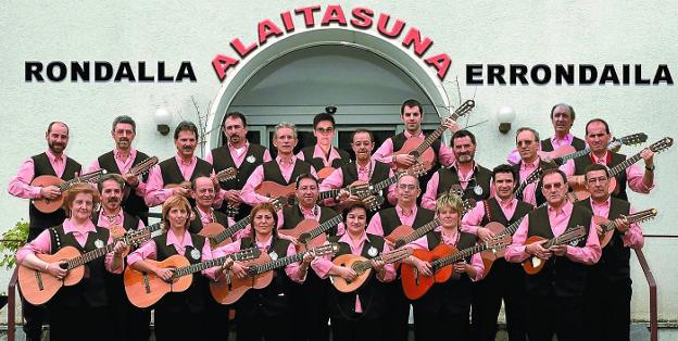 Componentes de la rondalla Alaitasuna en la contraportada de su nuevo disco, que estará a la venta a partir de mañana.
