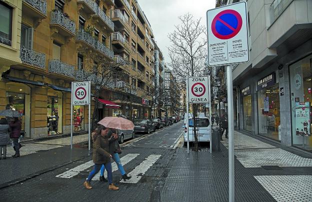 La calle Larramendi, hoy zona 30 de prioridad ciclista, se convertirá en peatonal a partir de 2018.