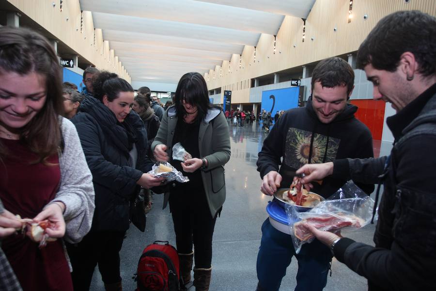 Bertsolari Txapelketa Nagusiko finala ari dira jokatzen Barakaldoko BECen.