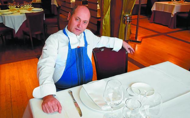 Roberto Ruiz, esta semana, en el restaurante Frontón, que cerrará sus puertas a final de mes al acabar la concesión administrativa del Ayuntamiento.