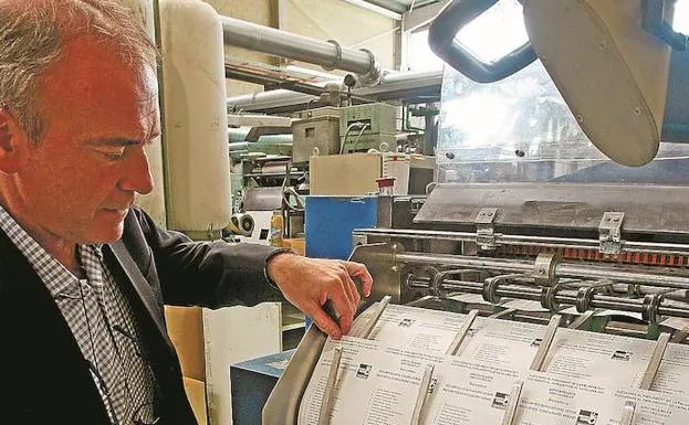 Eduardo Aizpurua, gerente de Transkrit, supervisa la impresión de las papeletas.