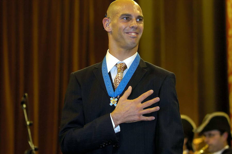 Richard Oribe luce con orgullo la Medalla al Mérito Ciudadano con la que fue galardonado en 2007.