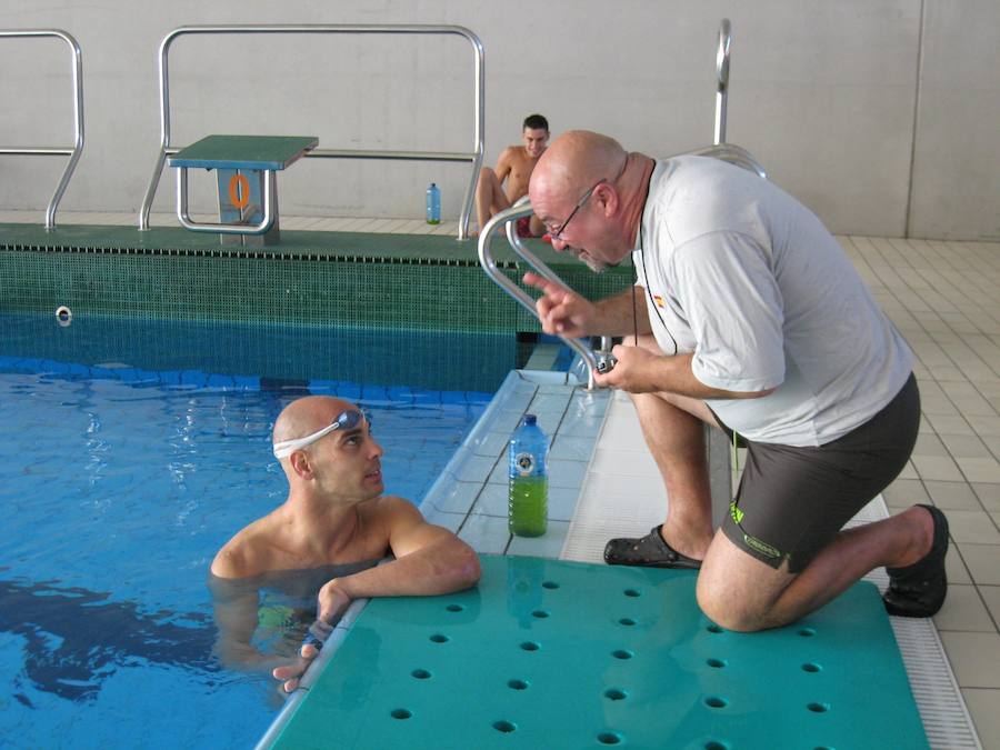 Richard Oribe recibe las indicaciones de su entrenador, Javier de Aymerich, en un entrenamiento en Pekín.