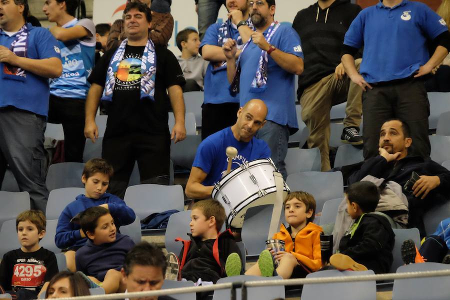 Richard Oribe anima con un bombo durante un partido del Gipuzkoa Basket.