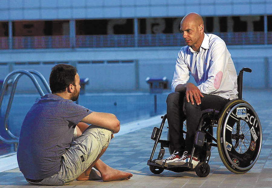 Richard Oribe conversa con Iñigo Asensio, autor del documental realizado en torno a su figura en 2016 titulldo 'Richard Oribe, al otro lado de las medallas'. 