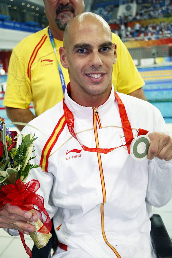 El nadador guipuzcoano con parálisis cerebral Richard Oribe muestra su medalla de plata conseguida en la prueba de 50 libres S4, en Pekín.
