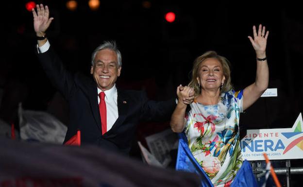 El matrimonio Piñera saluda a sus seguidores.