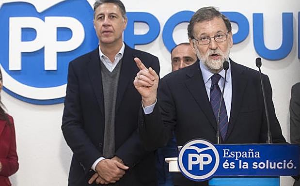 Rajoy, acompañado del candidato del PPC a la presidencia de la Generalitat, Xavier García Albiol, durante un acto celebrado la semana pasada en Badalona.