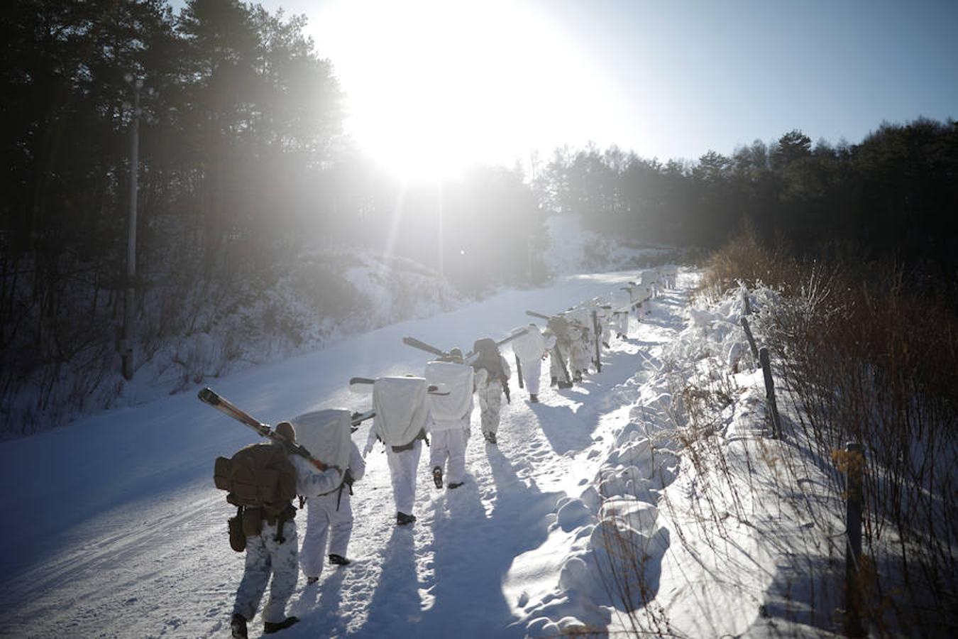 Los marines de Corea del Sur y de Estados Unidos realizan un duro entrenamiento militar de invierno en Corea del Sur. El entrenamiento, que pone a prueba el límite de los marines en situaciones extremas, comenzó el 4 de diciembre y finalizará el 22 del mismo mes.