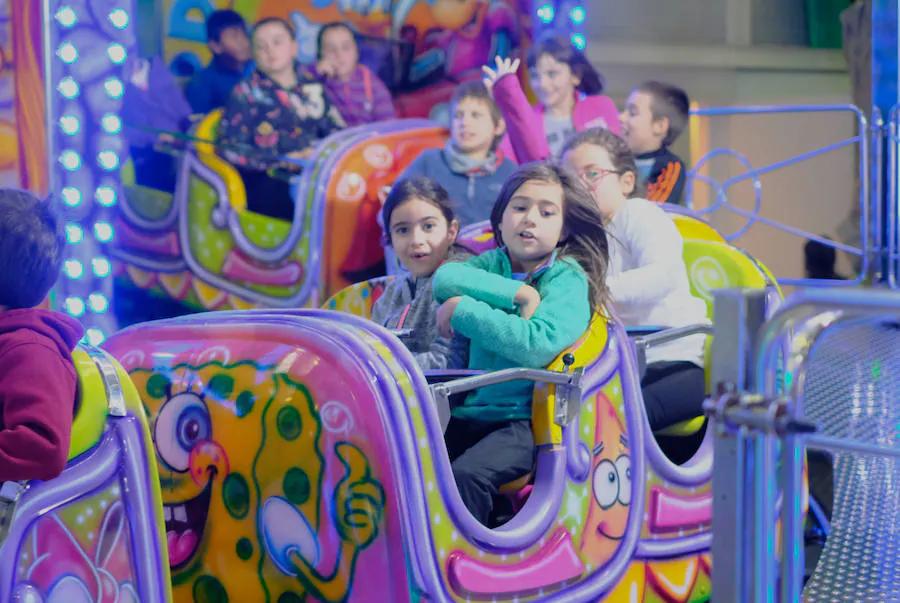 El Parque Infantil de Navidad (PIN) del recinto ferial Ficoba de Irun ha abierto sus puertas hasta el 4 de enero, con propuestas lúdicas y formativas en tres pabellones.