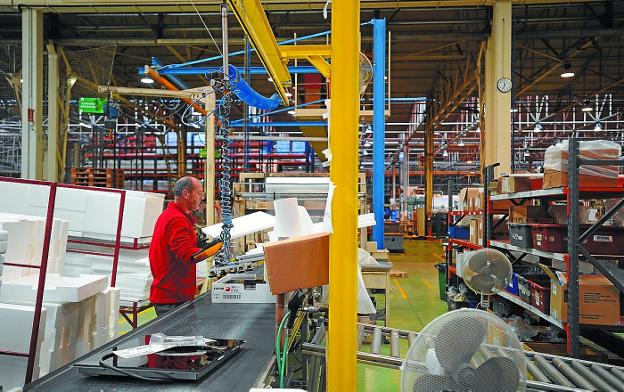 Un operario de Edesa Industrial maneja una placa de cocción en la planta de Garagartza. 