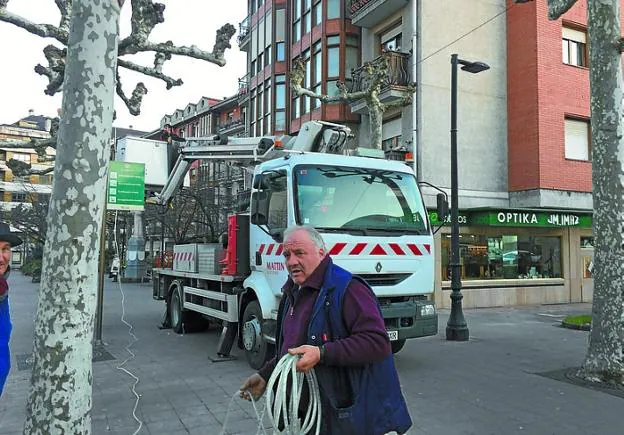 Su último trabajo. Pello, colocando las luces de Navidad.