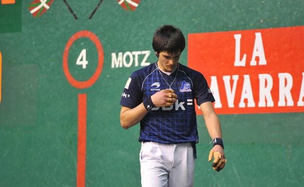 Imagen de Gorka Esteban durante la disputa de la final del torneo Promoción de Mano Parejas en 2011. 