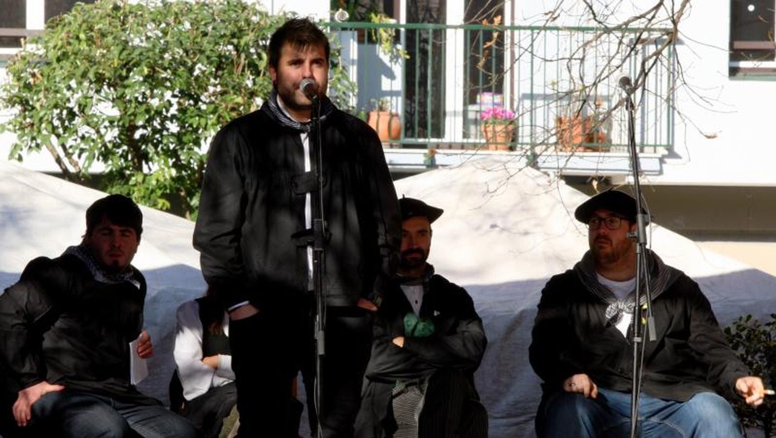 Mayores y niños disfrutan de los talos y la txistorra que se ofrecen en lo diferentes puestos de la localidad