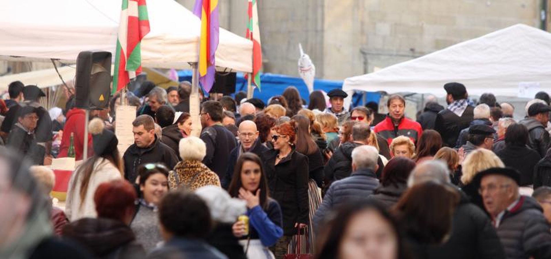 Mayores y niños disfrutan de los talos y la txistorra que se ofrecen en lo diferentes puestos de la localidad