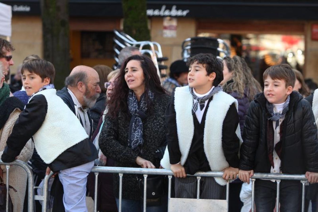 Mayores y niños disfrutan de los talos y la txistorra que se ofrecen en lo diferentes puestos de la localidad