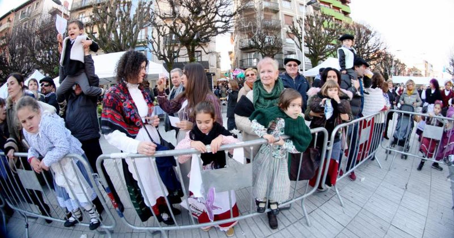 Mayores y niños disfrutan de los talos y la txistorra que se ofrecen en lo diferentes puestos de la localidad