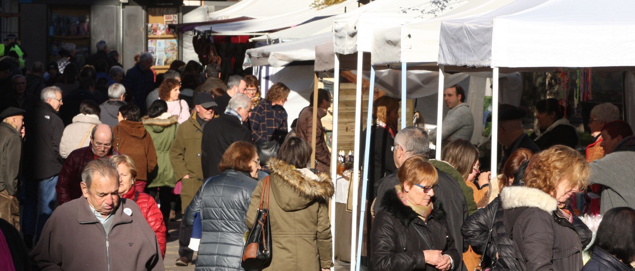 Mayores y niños disfrutan de los talos y la txistorra que se ofrecen en lo diferentes puestos de la localidad