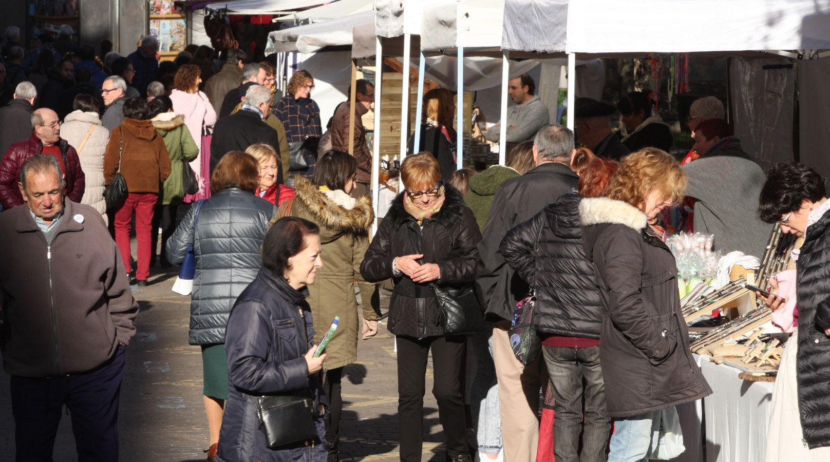 Mayores y niños disfrutan de los talos y la txistorra que se ofrecen en lo diferentes puestos de la localidad