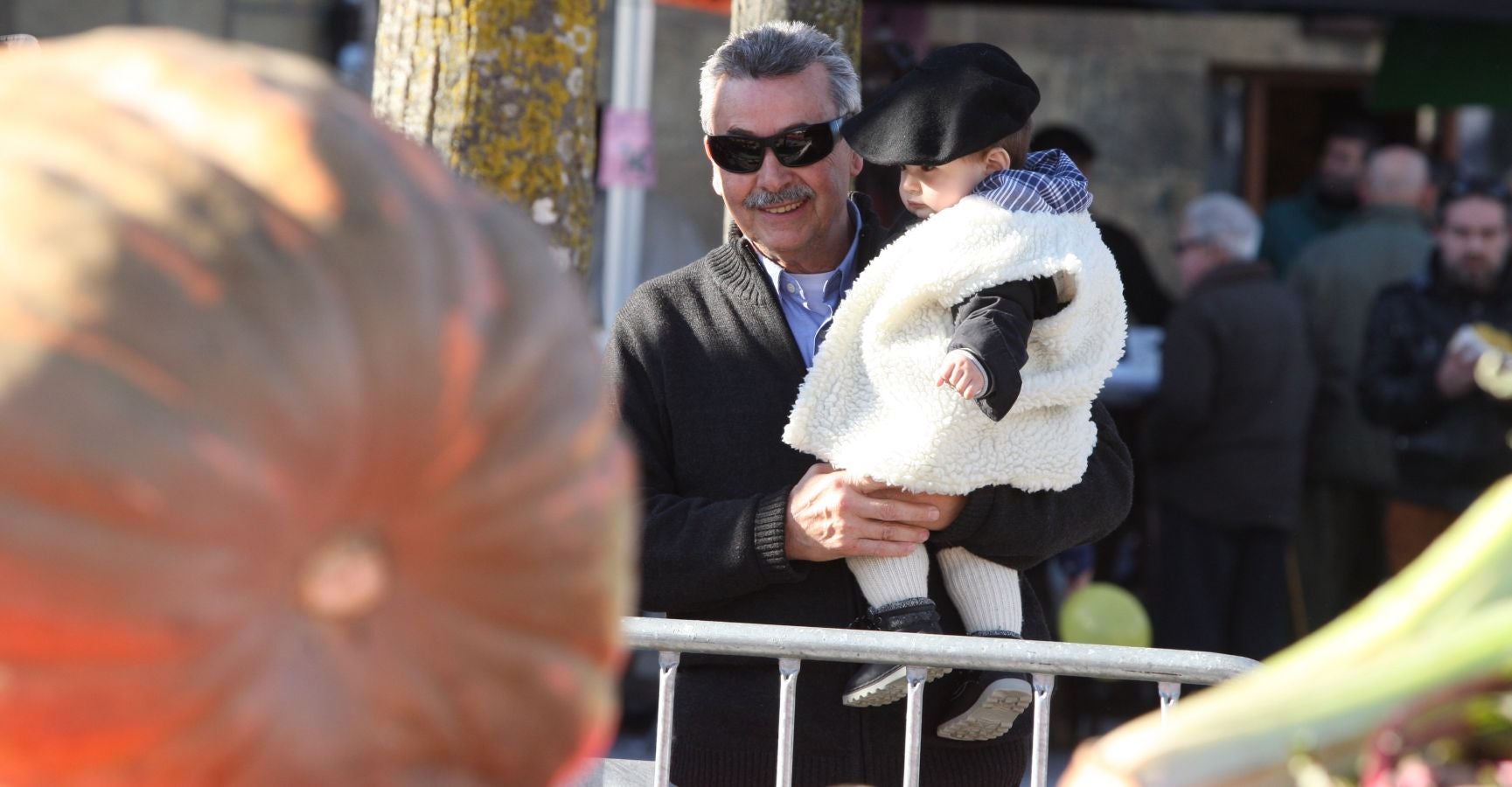 Mayores y niños disfrutan de los talos y la txistorra que se ofrecen en lo diferentes puestos de la localidad