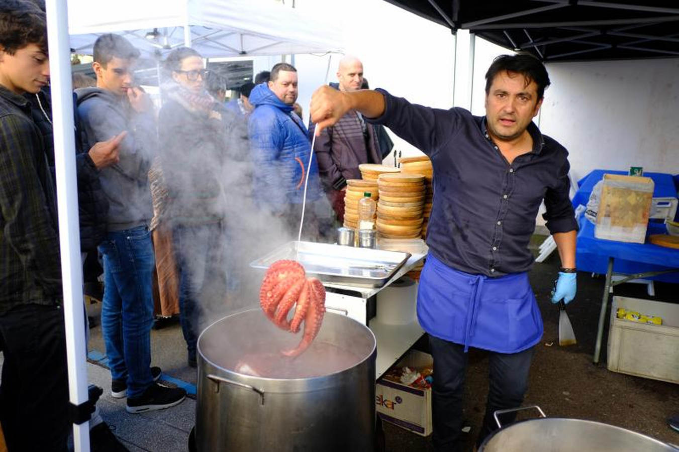 Talos, txistorra y sidra se han adueñado del Hondarribia en el Día de Santo Tomás