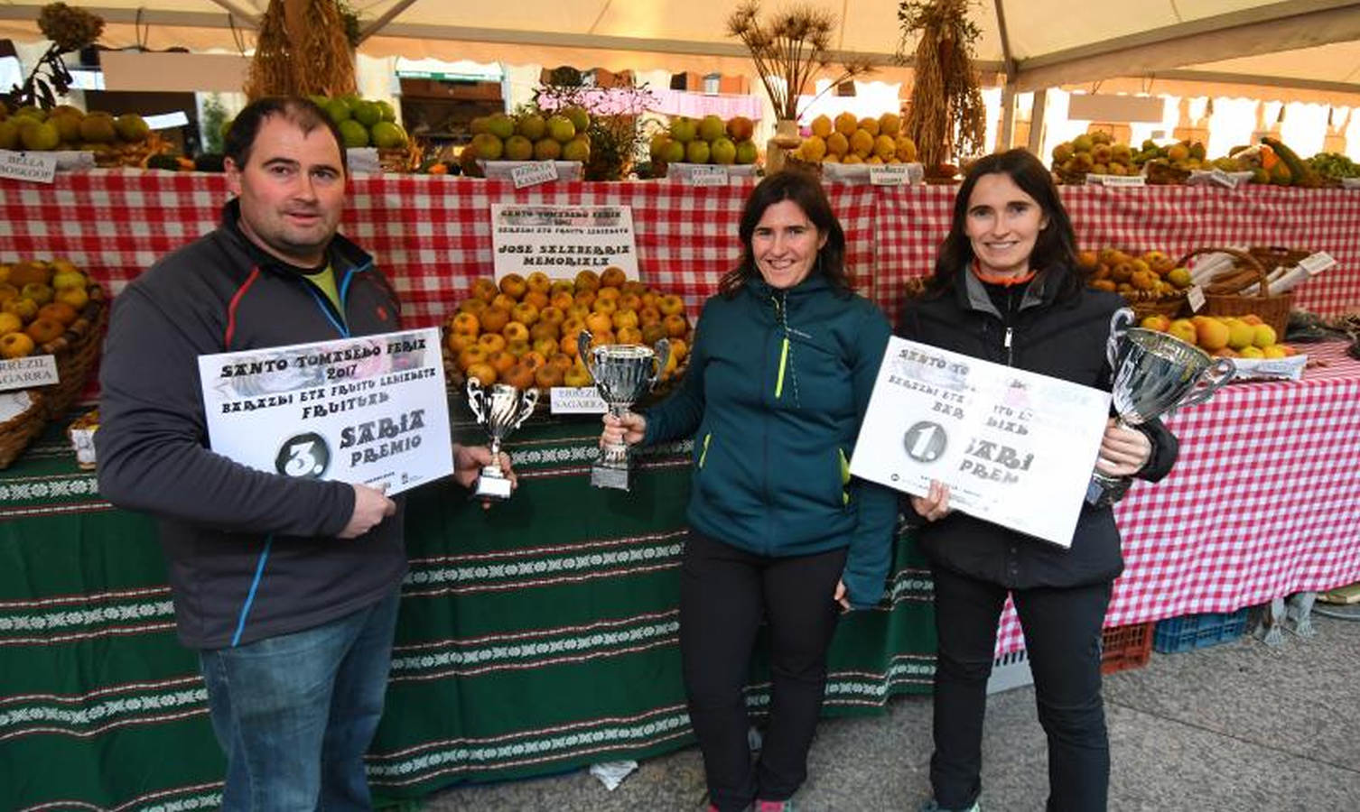 Los ciudadanos han convertido en una pasarela las calles de San Sebastián y algunos se han llevado hasta un premio. También se han conocido los ganadores de los de frutas, verduras, el de productores de txistorra y el del puesto mejor ambientado.