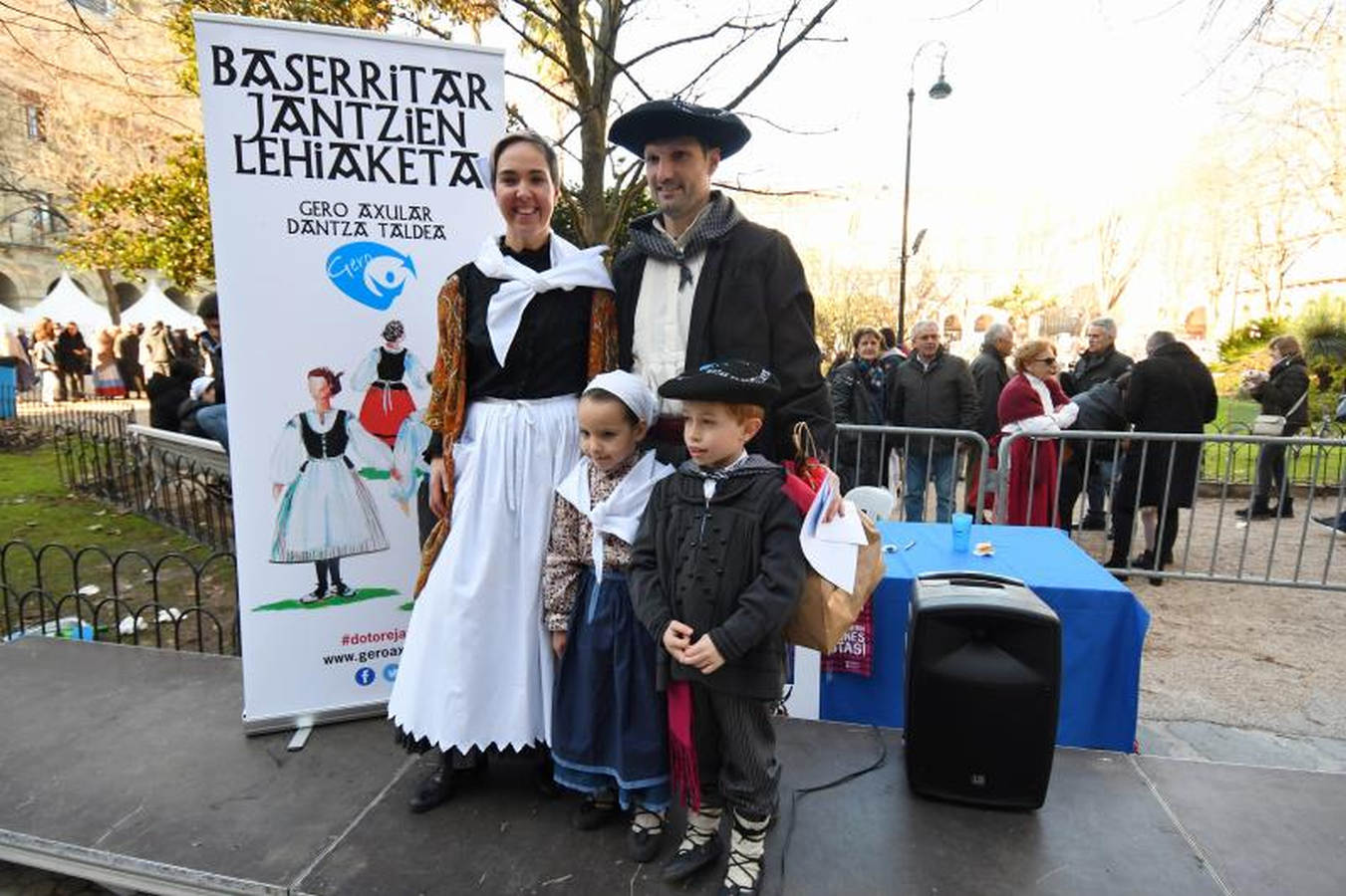 Los ciudadanos han convertido en una pasarela las calles de San Sebastián y algunos se han llevado hasta un premio. También se han conocido los ganadores de los de frutas, verduras, el de productores de txistorra y el del puesto mejor ambientado.