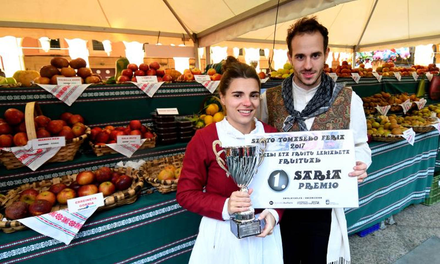 Los ciudadanos han convertido en una pasarela las calles de San Sebastián y algunos se han llevado hasta un premio. También se han conocido los ganadores de los de frutas, verduras, el de productores de txistorra y el del puesto mejor ambientado.