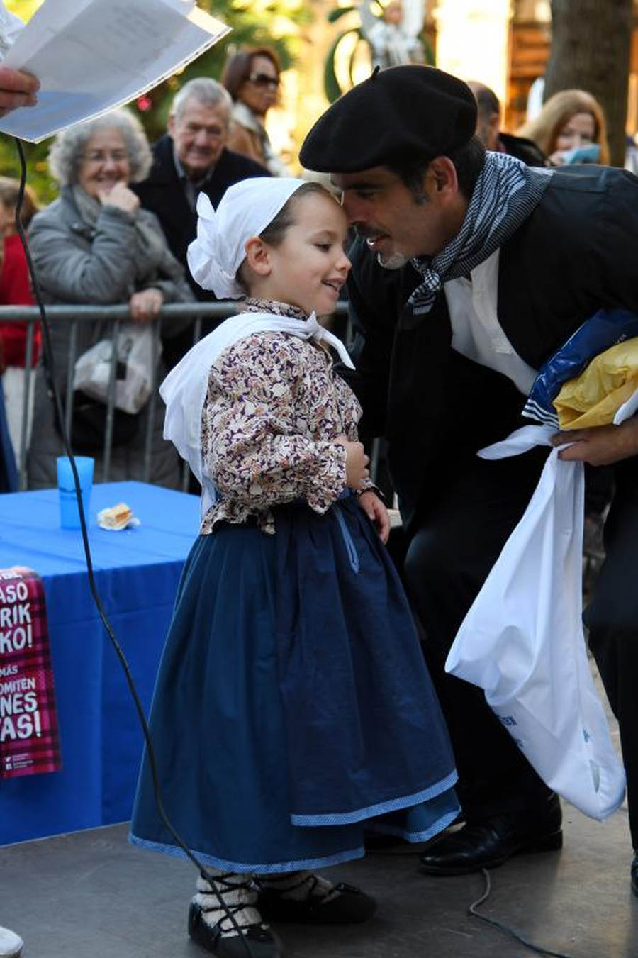 Los ciudadanos han convertido en una pasarela las calles de San Sebastián y algunos se han llevado hasta un premio. También se han conocido los ganadores de los de frutas, verduras, el de productores de txistorra y el del puesto mejor ambientado.