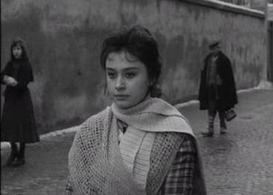 Imagen secundaria 1 - Franco Ciolli, Raffaella Carrá y Marcello Mastroianni en diferentes secuencias de 'Los camaradas' (1963).