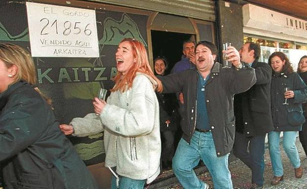 La celebración en 1998 en el bar Arkaitzade Lasarte.