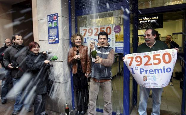 Agraciados con "el Gordo" de Navidad exteriorizan su alegría en la administración número 3 de Eibar en 2010.