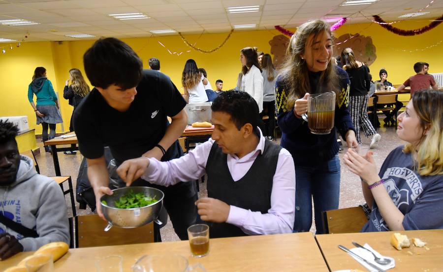 Un grupo de alumnos del colegio Jesuitak compartió mesa con personas sin hogar.